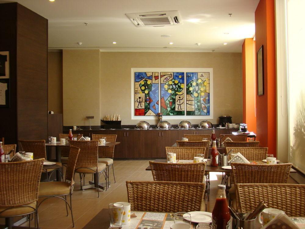 Lemon Tree Hotel Madras Buitenkant foto