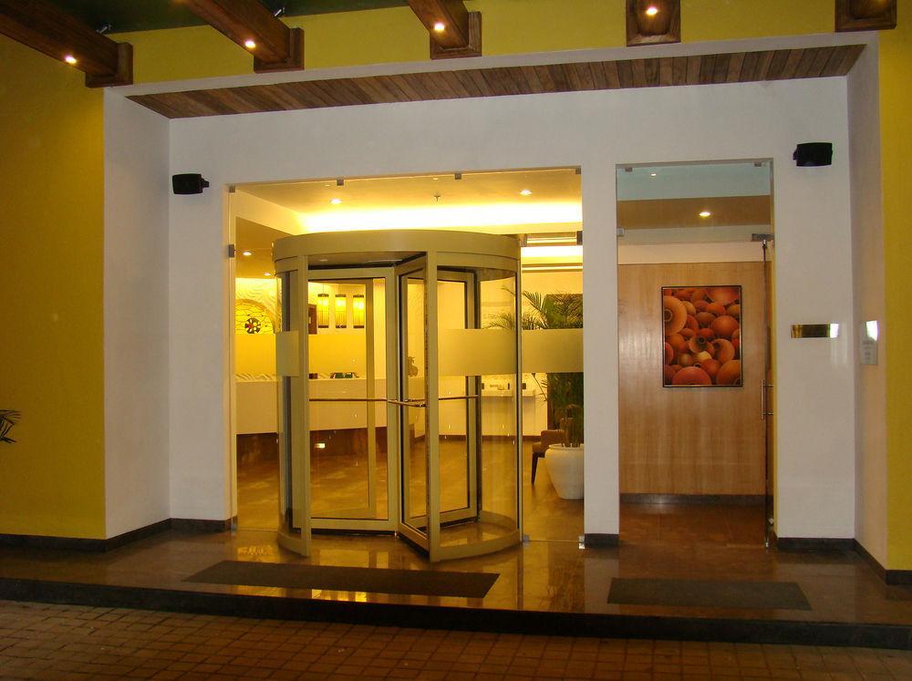 Lemon Tree Hotel Madras Buitenkant foto