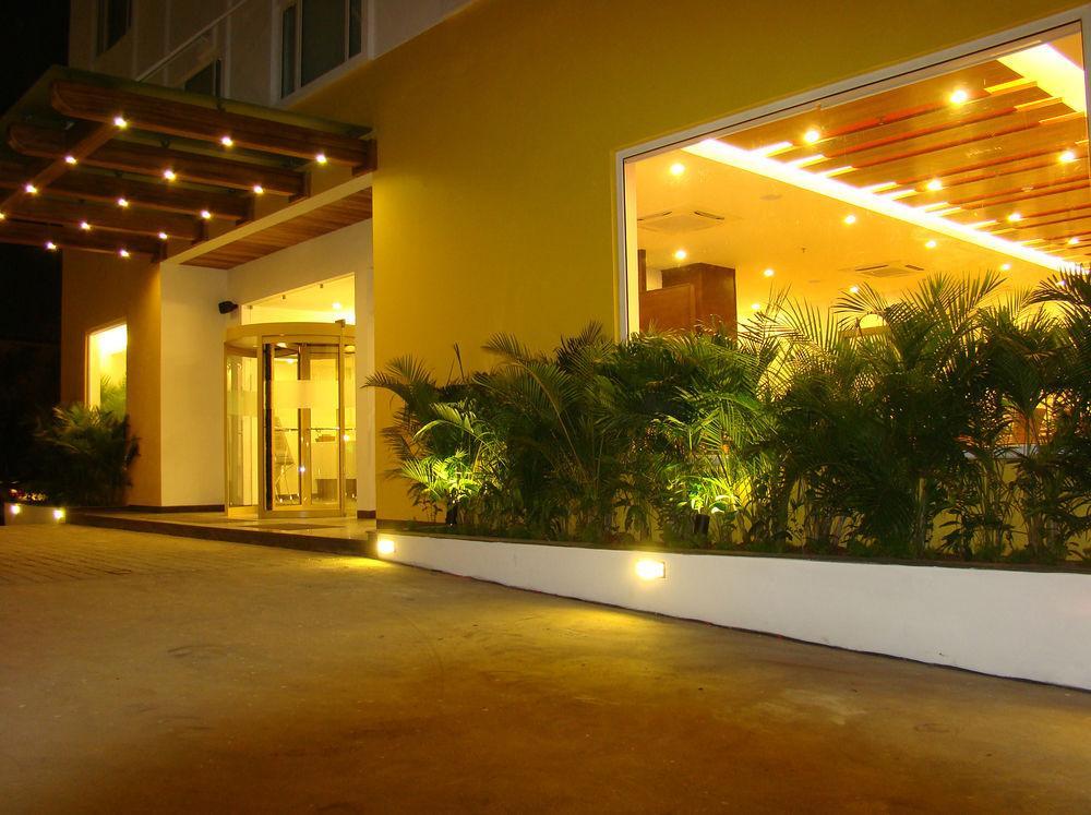 Lemon Tree Hotel Madras Buitenkant foto