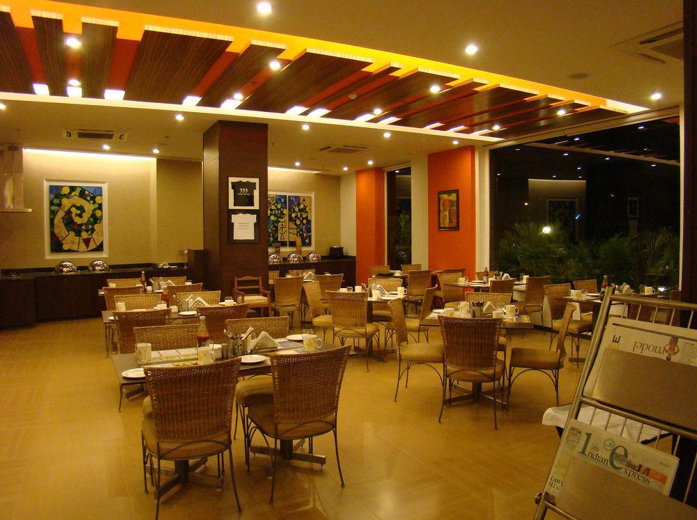 Lemon Tree Hotel Madras Buitenkant foto