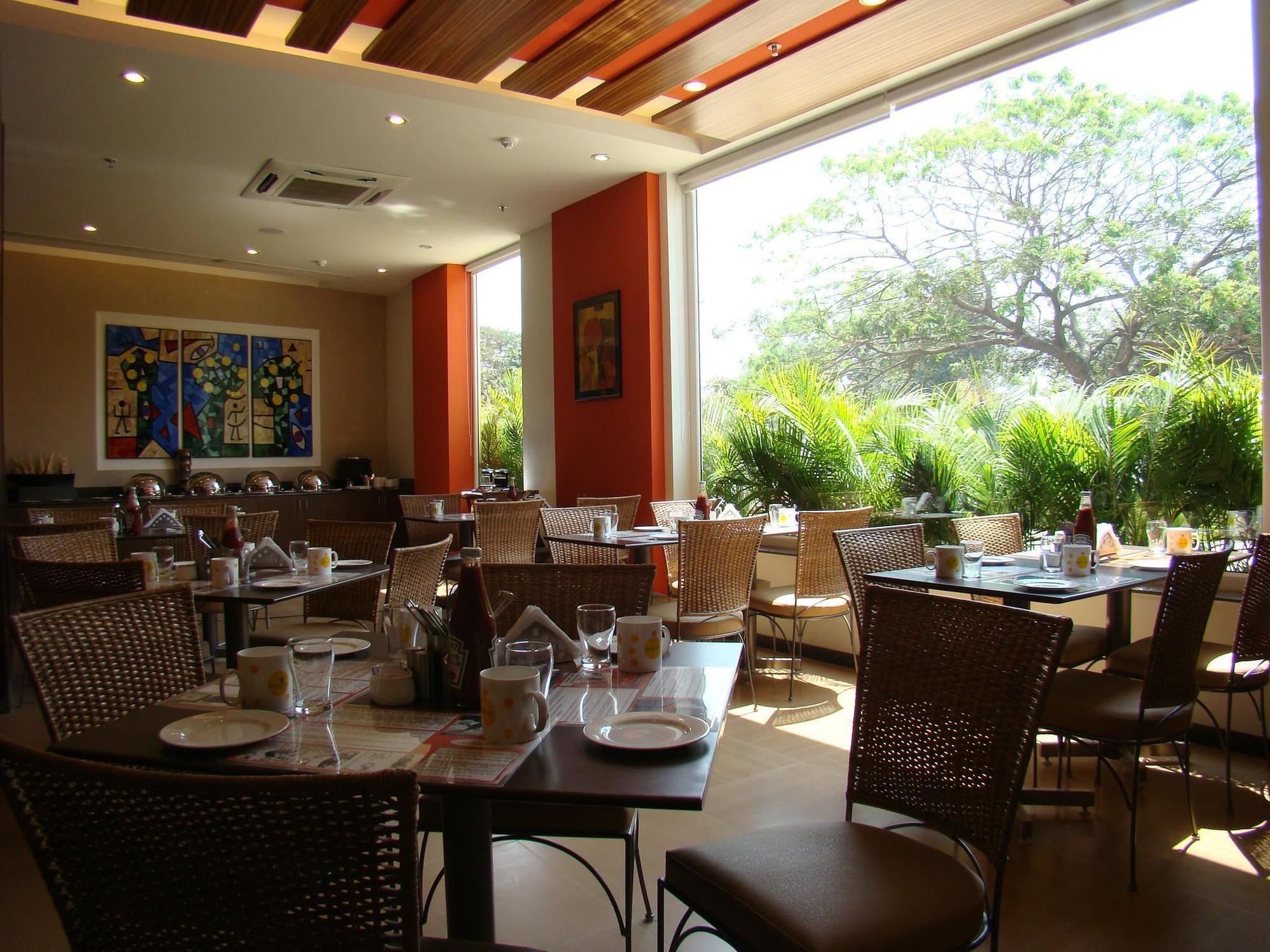 Lemon Tree Hotel Madras Buitenkant foto
