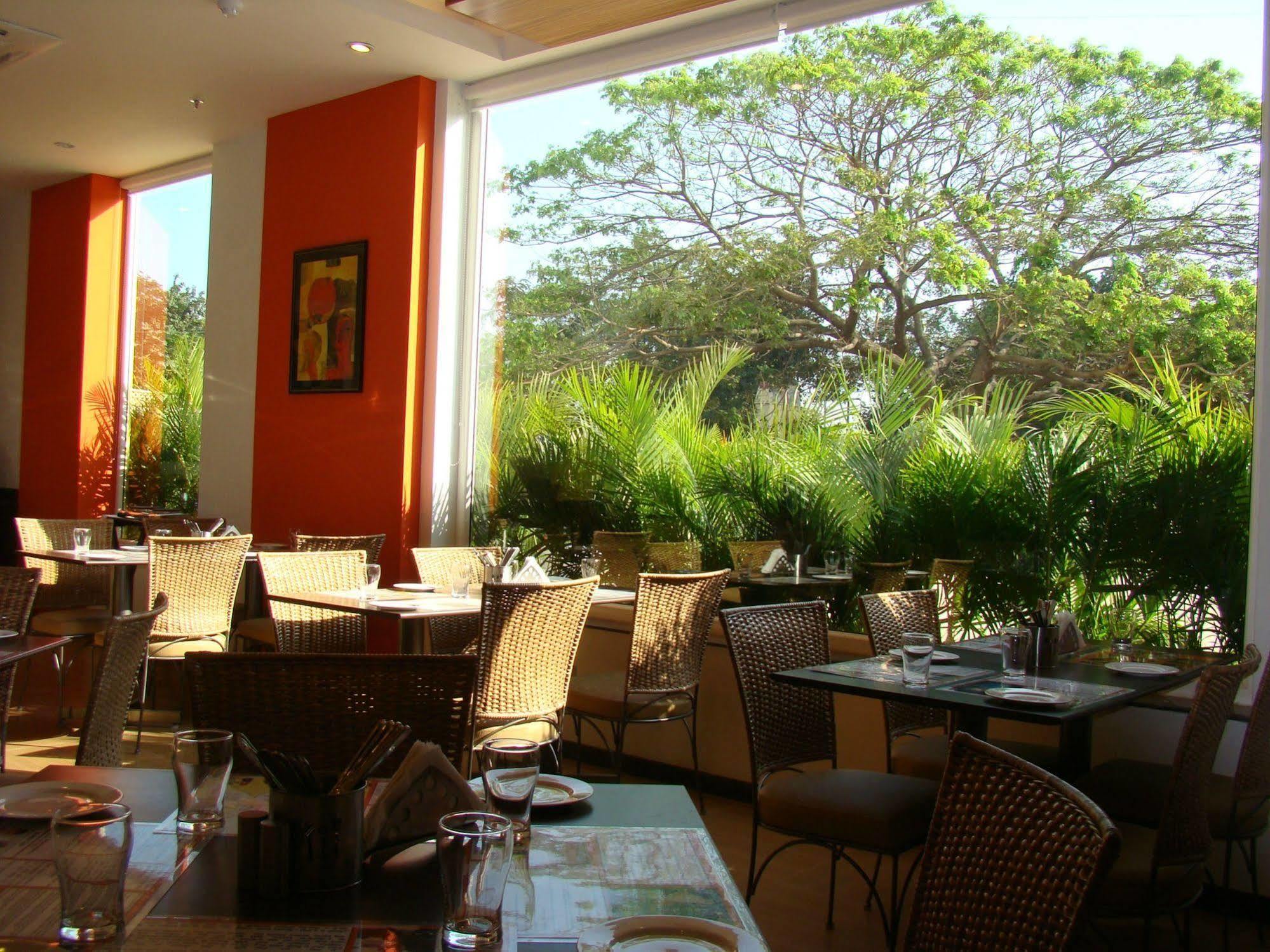 Lemon Tree Hotel Madras Restaurant foto