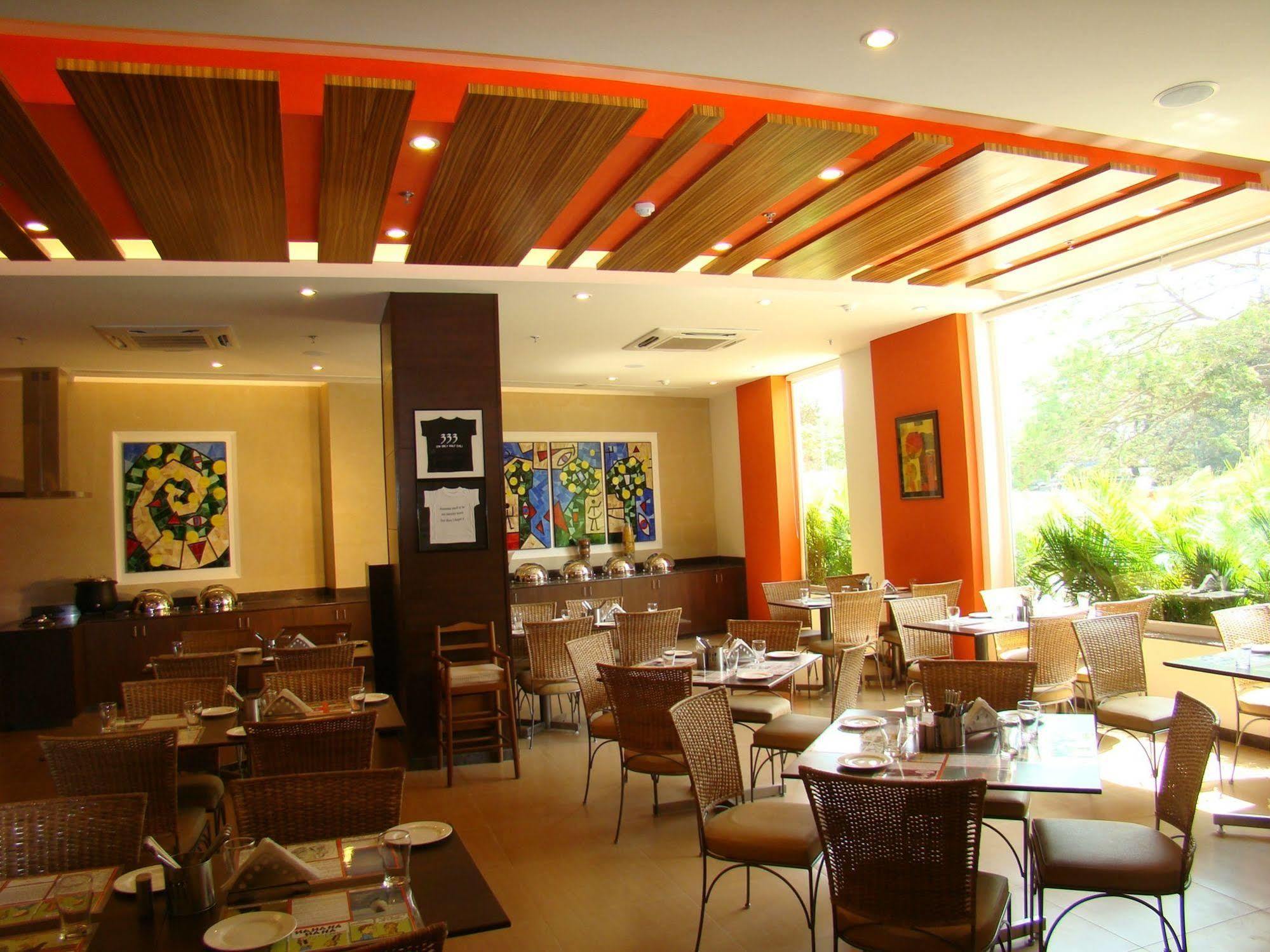 Lemon Tree Hotel Madras Buitenkant foto