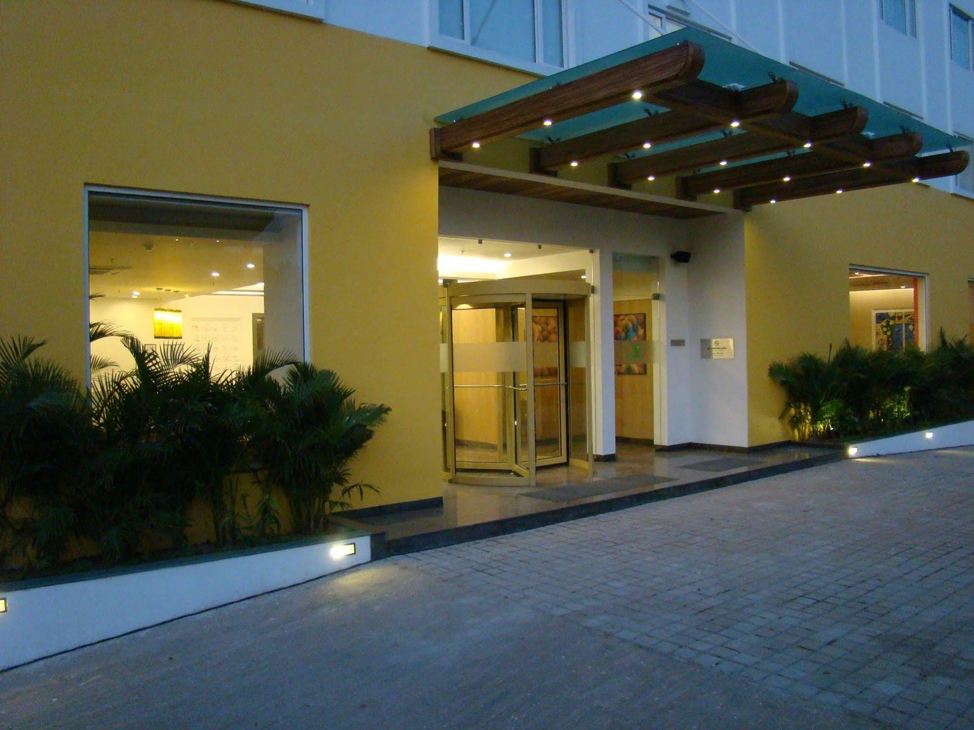 Lemon Tree Hotel Madras Buitenkant foto