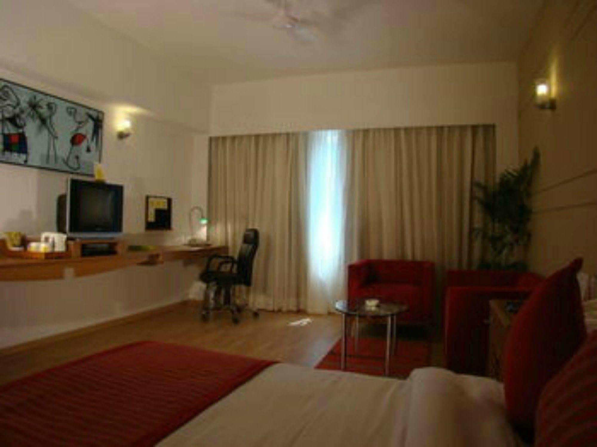 Lemon Tree Hotel Madras Buitenkant foto