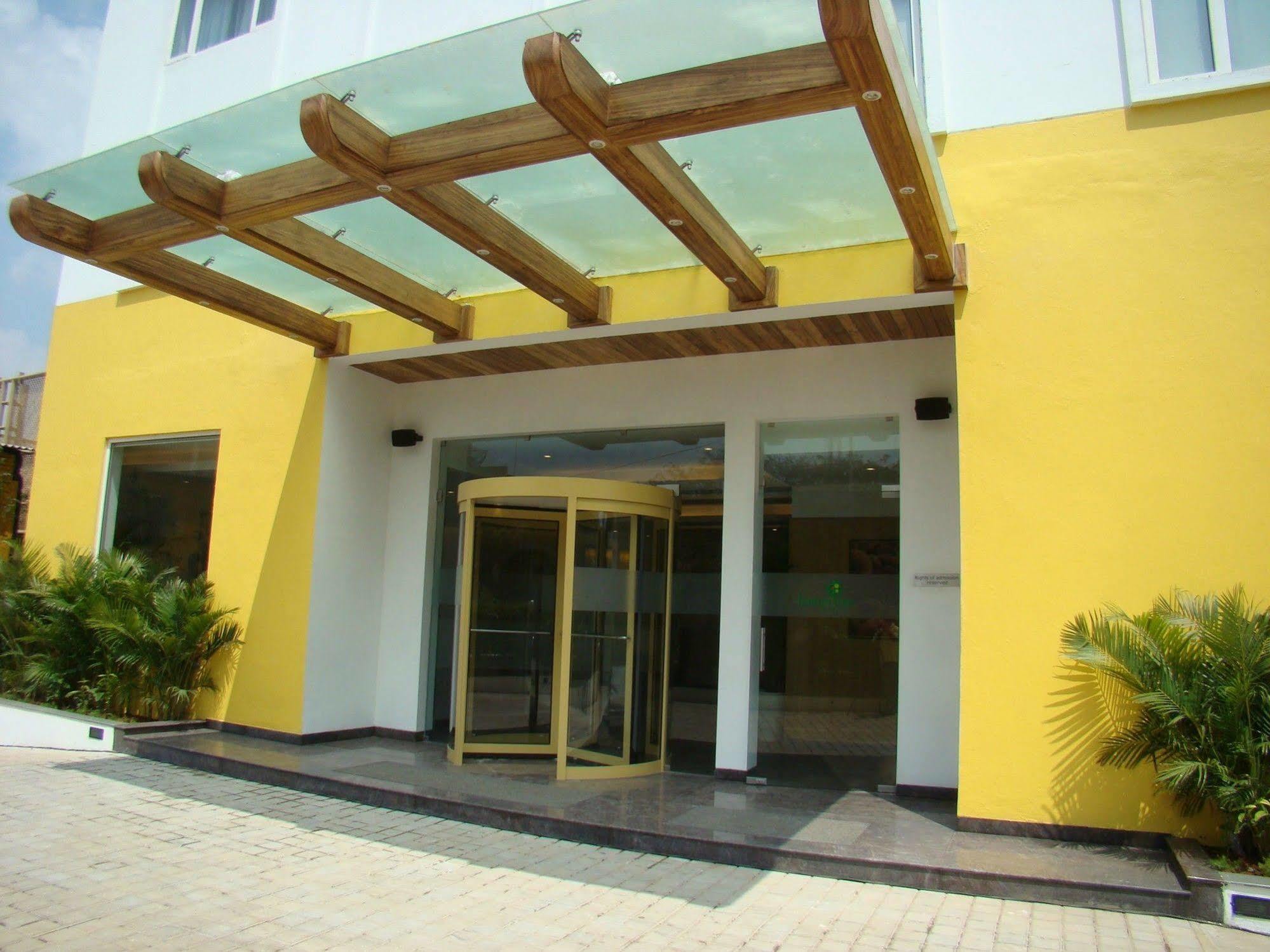 Lemon Tree Hotel Madras Buitenkant foto