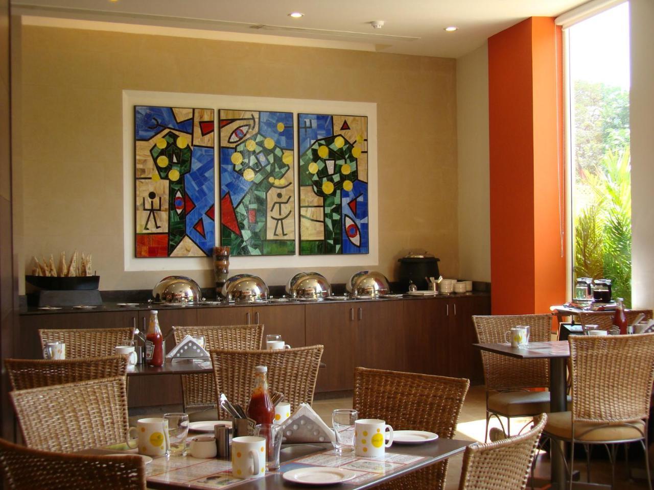 Lemon Tree Hotel Madras Buitenkant foto
